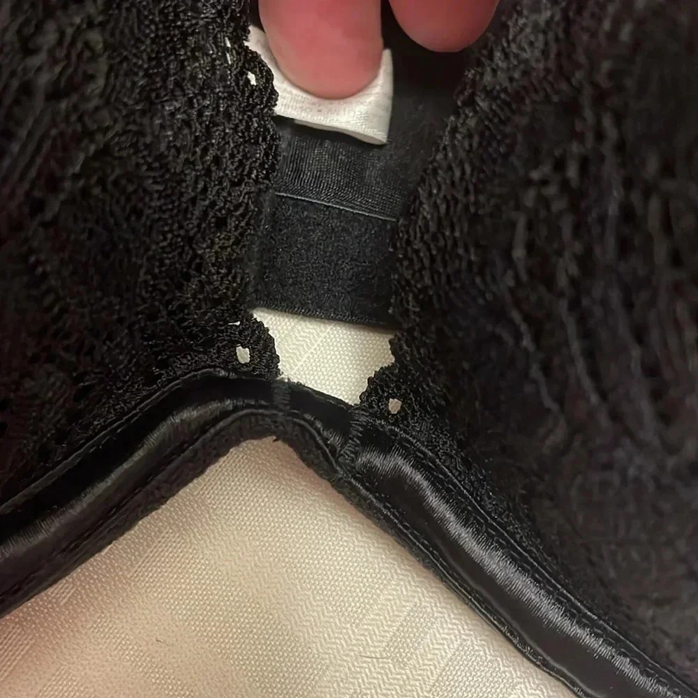 Cacique Black‎ Embroidered Scalloped Plunge Bra